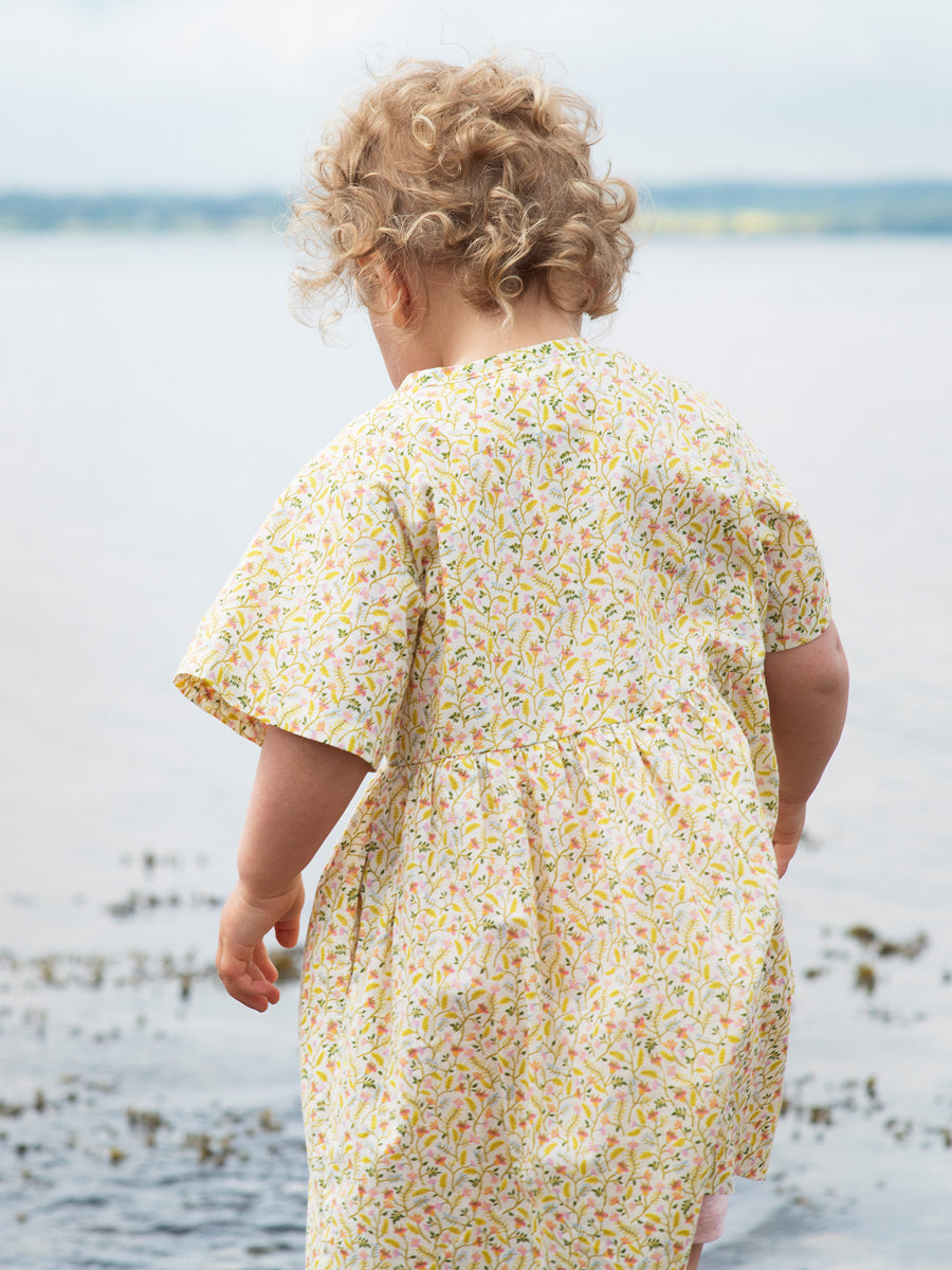 Kinderkleid aus reiner Bio-Baumwolle mit Blütenmuster "Fairygarden"