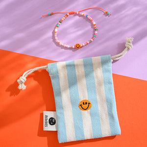 Bild in Slideshow öffnen, Armband mit Perlen im Stoffbeutel mit Stick „Mama“, „Herz“ oder „Smiley“
