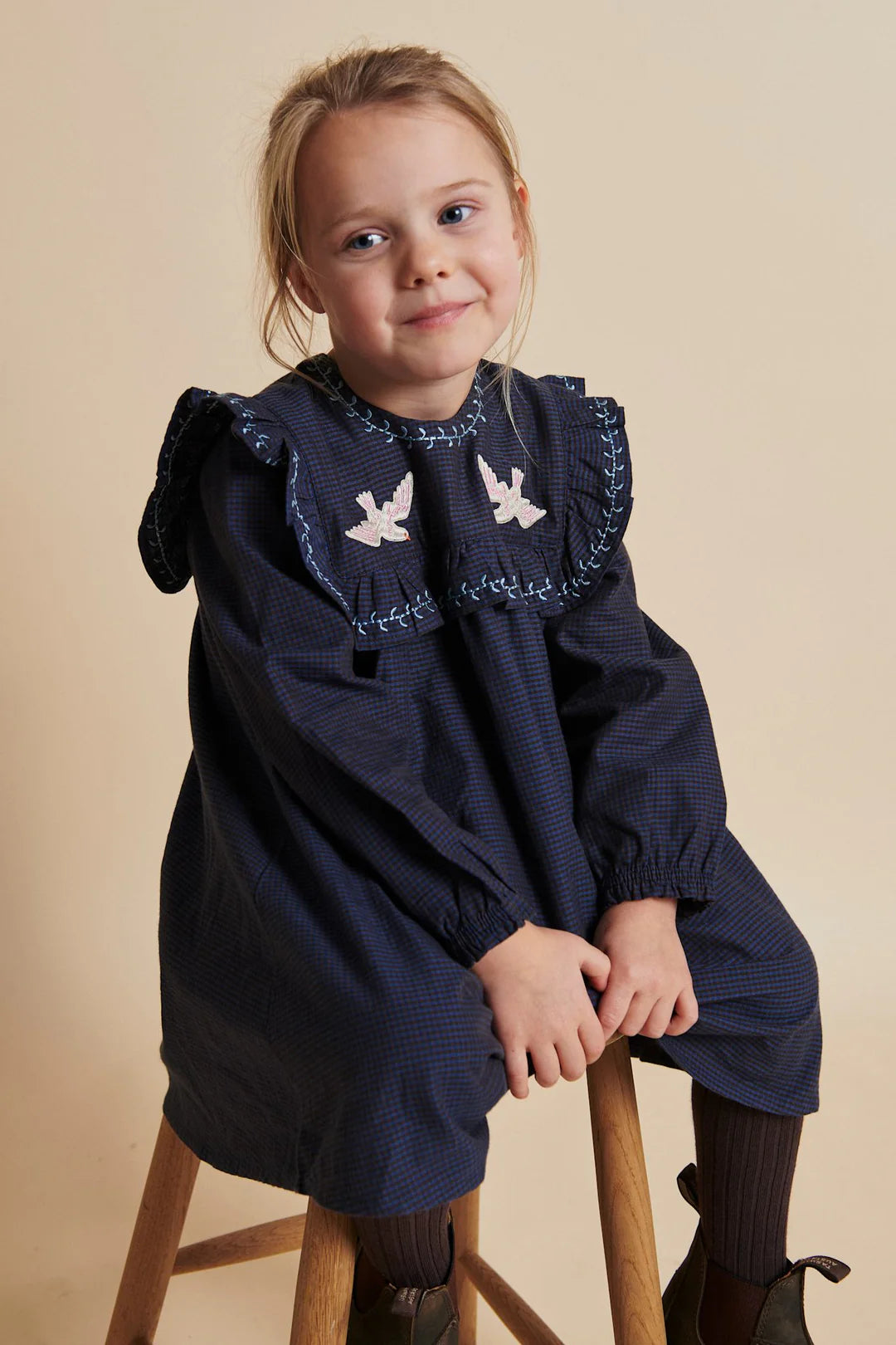 Kinderkleid aus reiner Bio-Baumwolle mit Stickerei „Birds Blue Check“