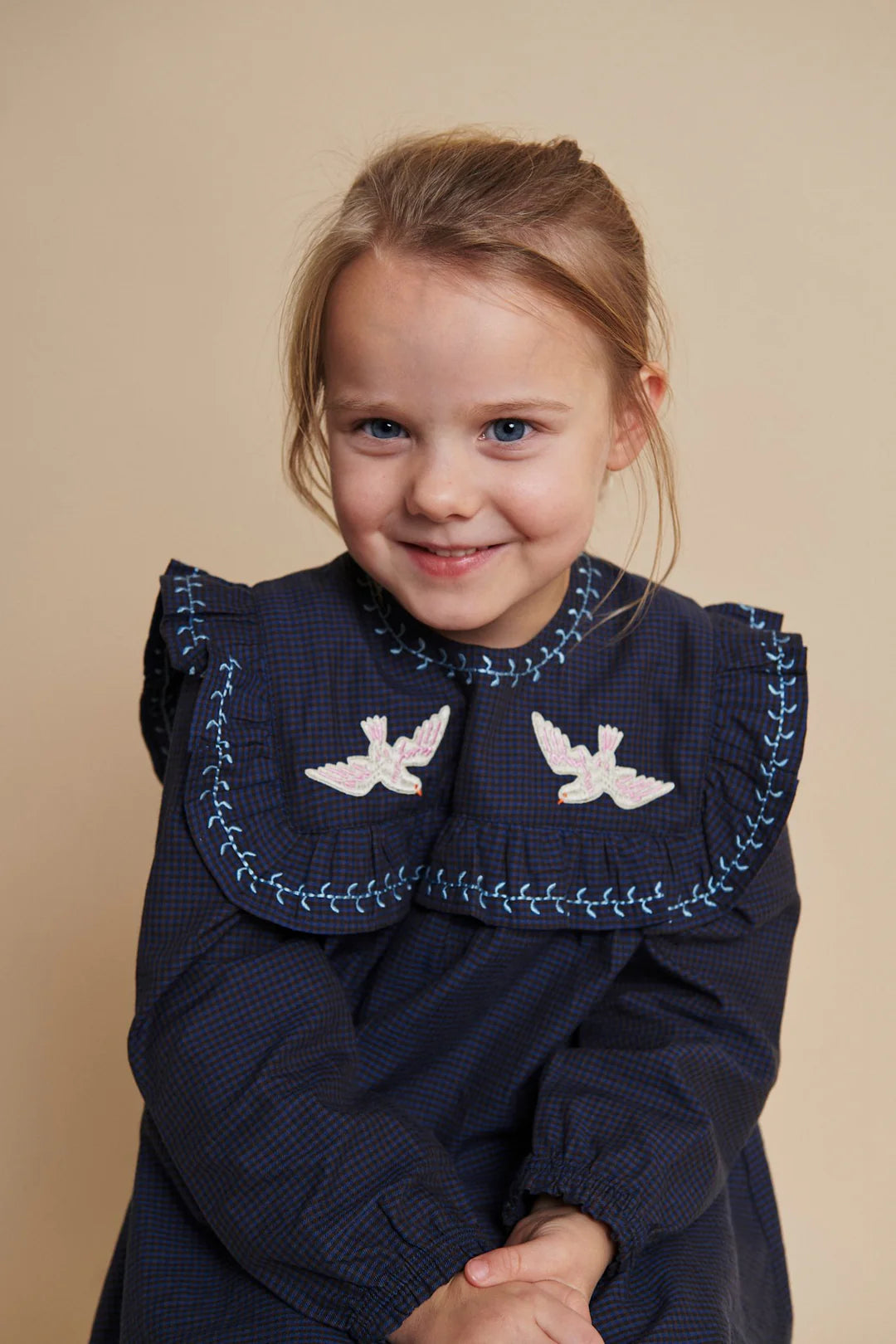 Kinderkleid aus reiner Bio-Baumwolle mit Stickerei „Birds Blue Check“